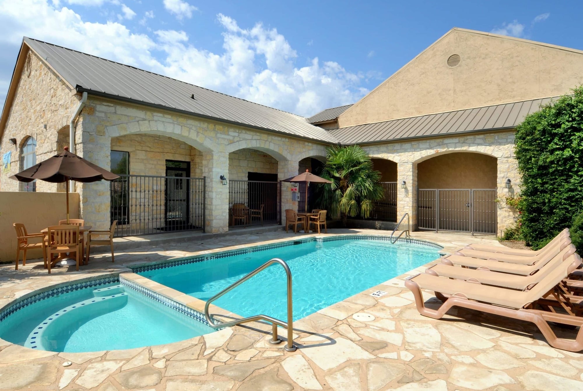 Days Inn & Suites by Wyndham Llano