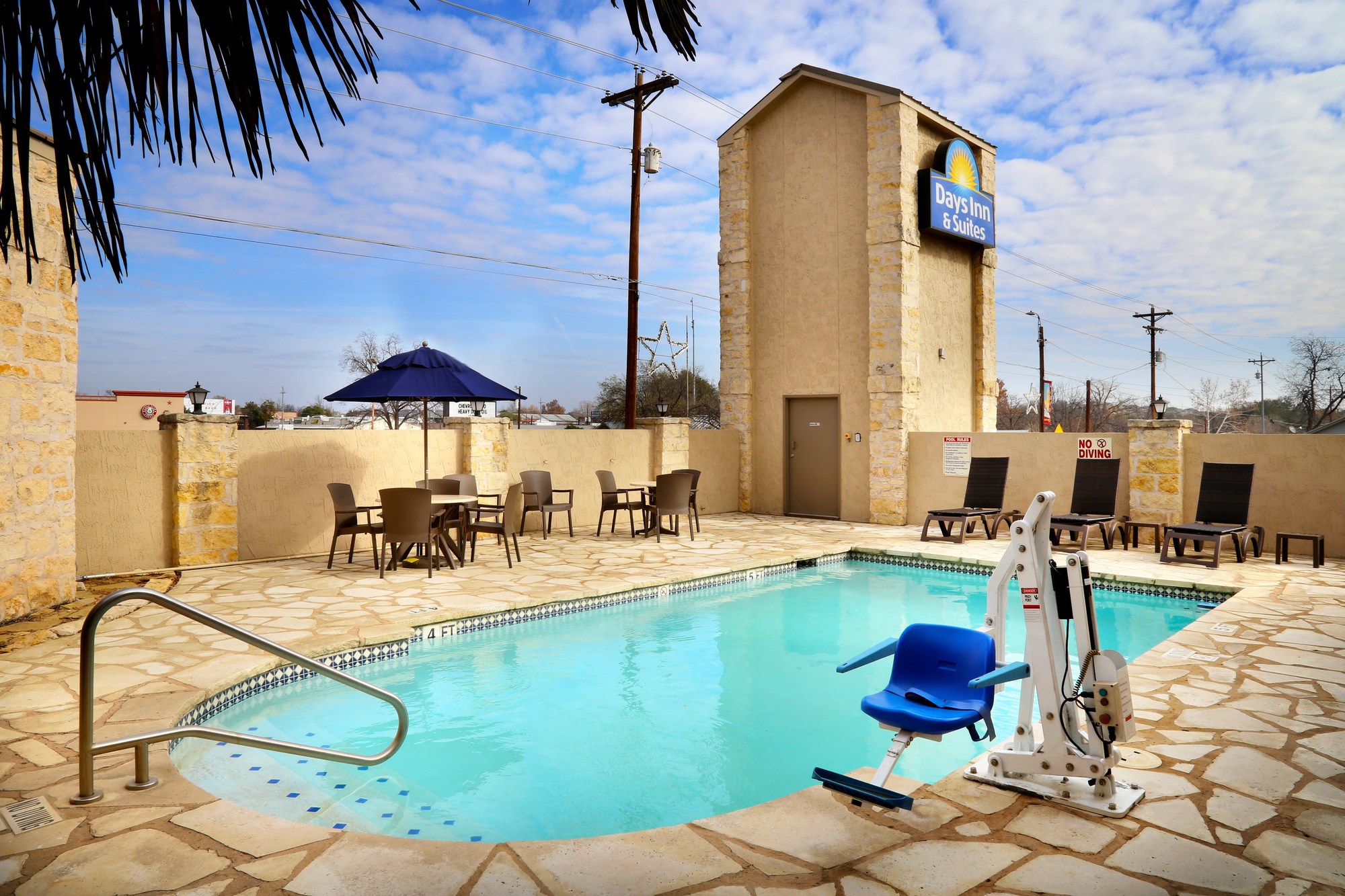 Days Inn & Suites by Wyndham Llano