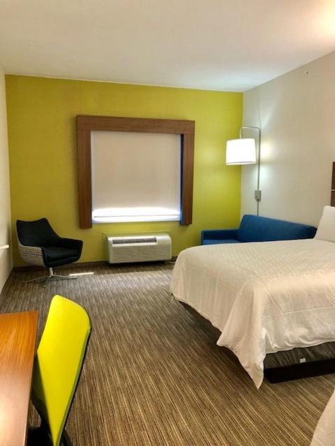 Holiday Inn Express & Suites Longview South I-20