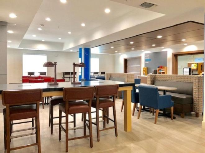 Holiday Inn Express & Suites Longview South I-20