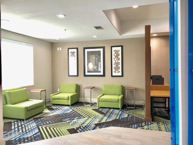 Holiday Inn Express & Suites Longview South I-20