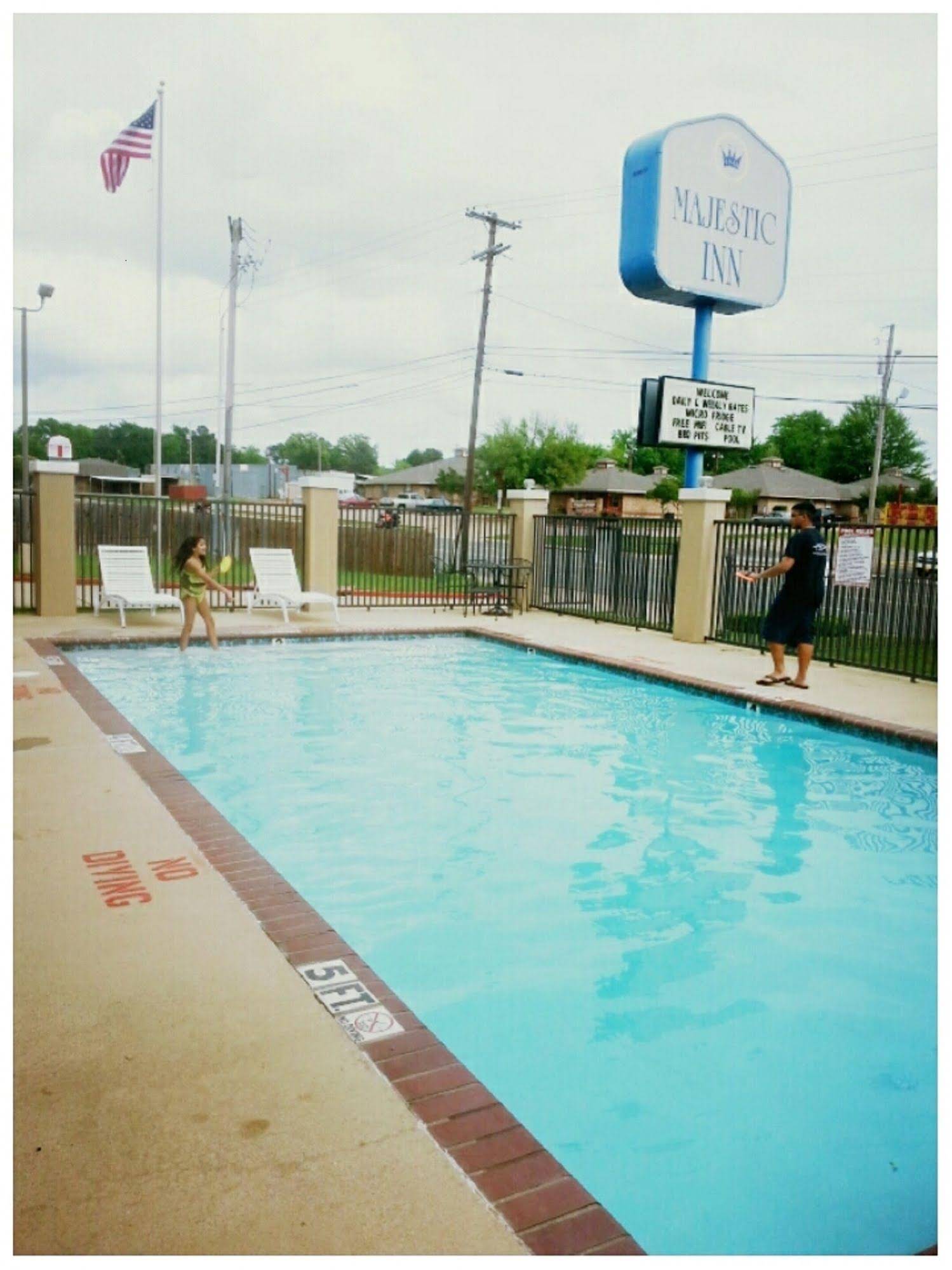 Majestic Inn