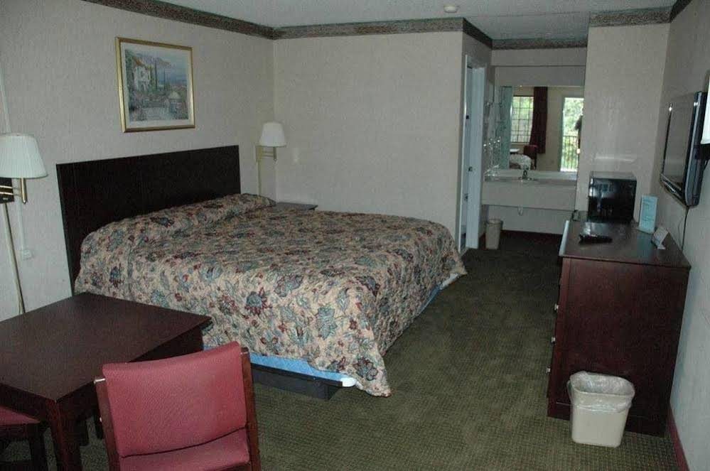 Majestic Inn