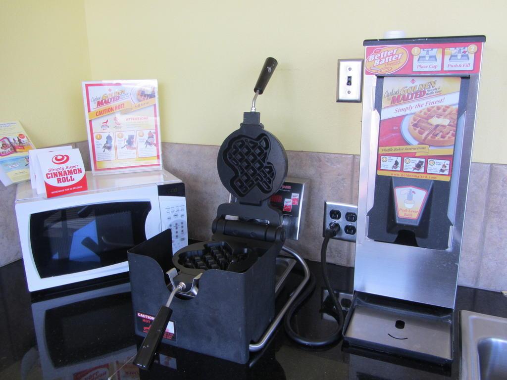 Super 8 by Wyndham Lubbock Civic Center North