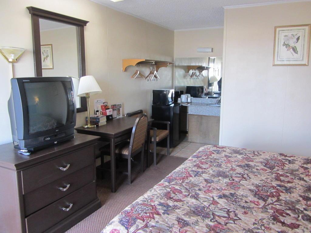 Super 8 by Wyndham Lubbock Civic Center North