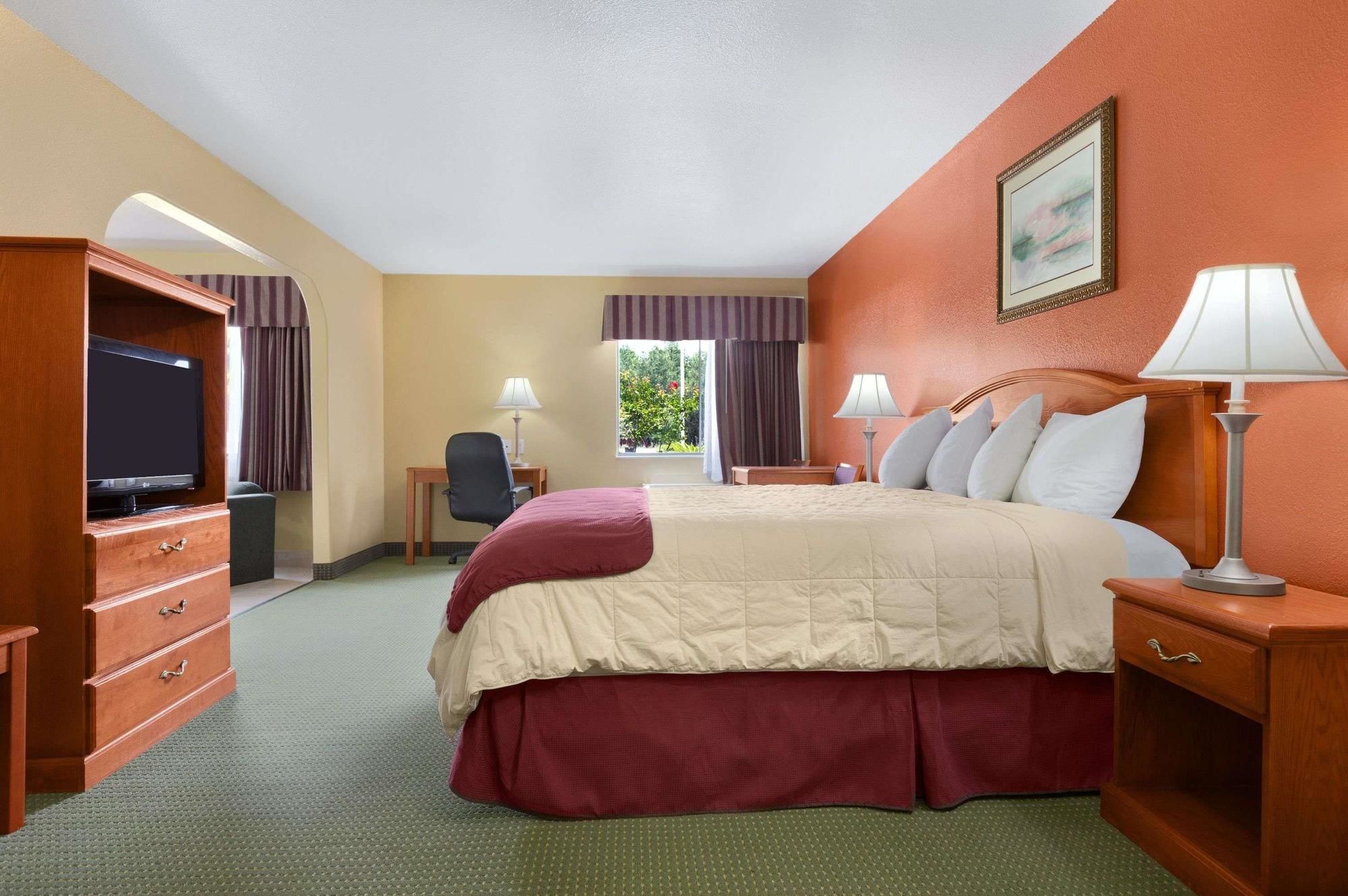 Days Inn by Wyndham Lumberton