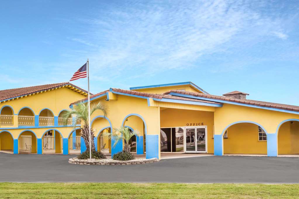 Days Inn by Wyndham San Antonio Lytle