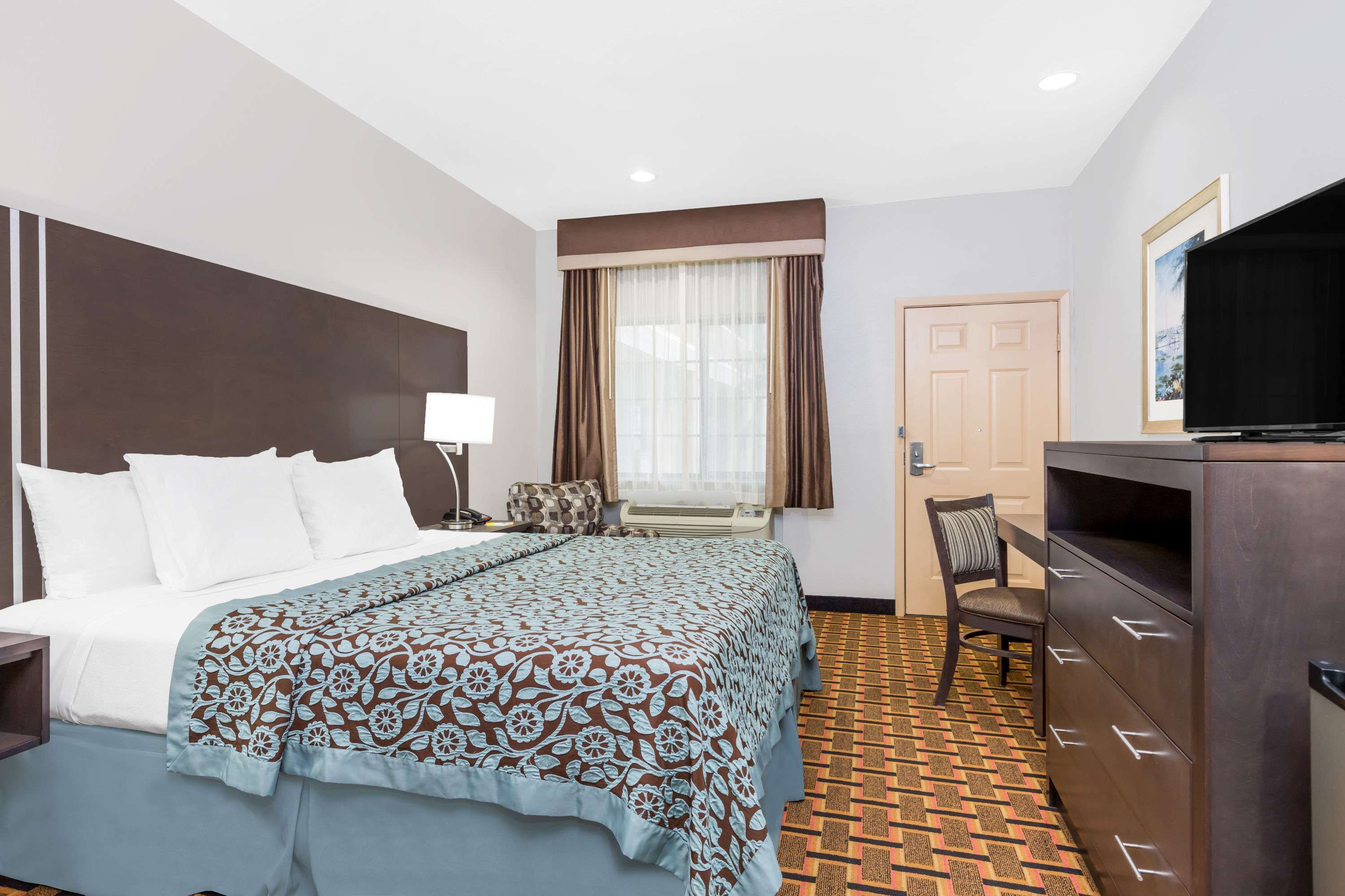 Days Inn & Suites by Wyndham Madisonville