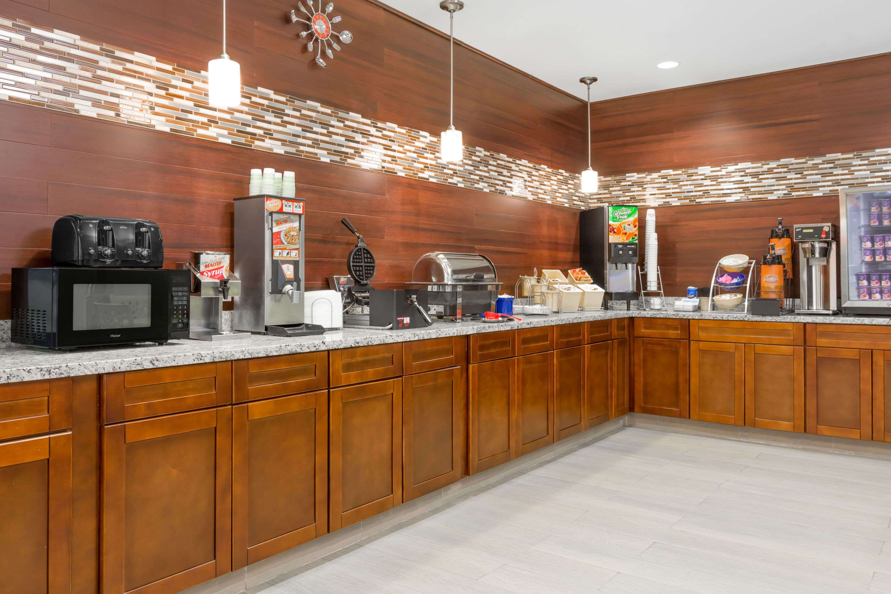 Days Inn & Suites by Wyndham Madisonville