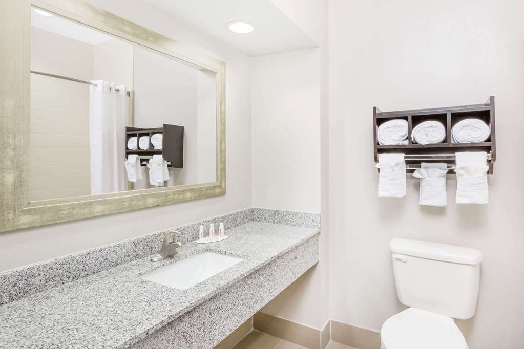 Days Inn & Suites by Wyndham Madisonville