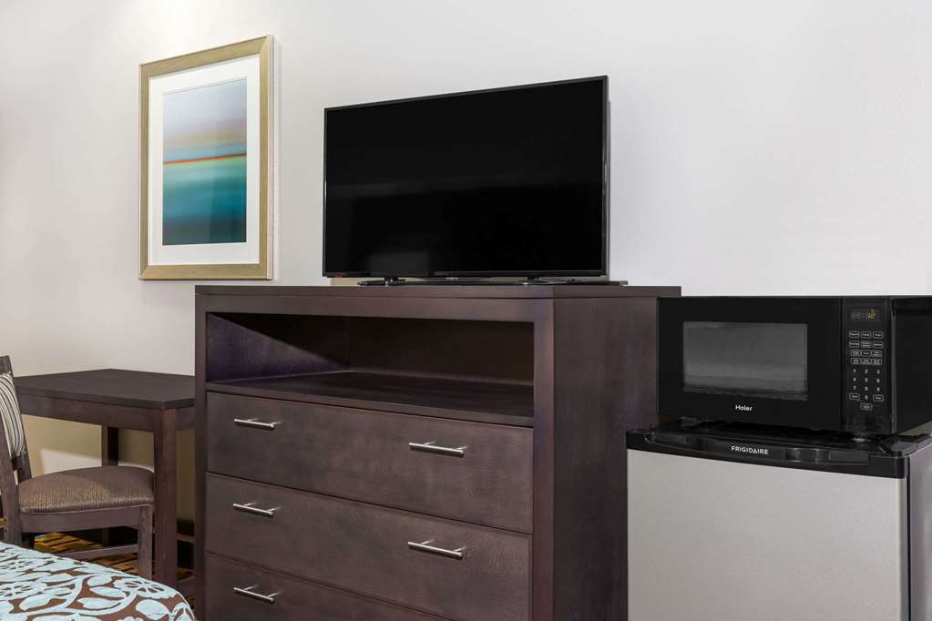 Days Inn & Suites by Wyndham Madisonville