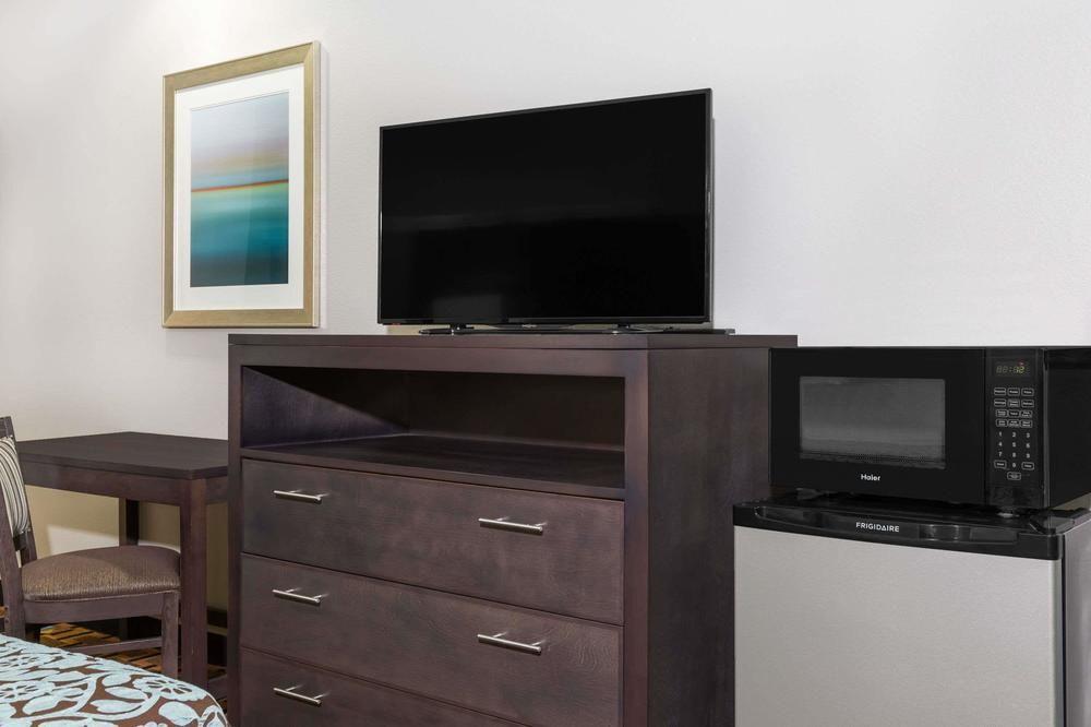 Days Inn & Suites by Wyndham Madisonville