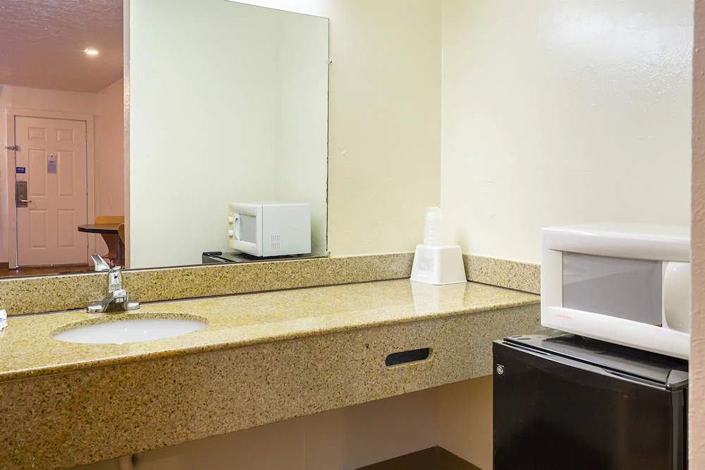 Motel 6 Madisonville