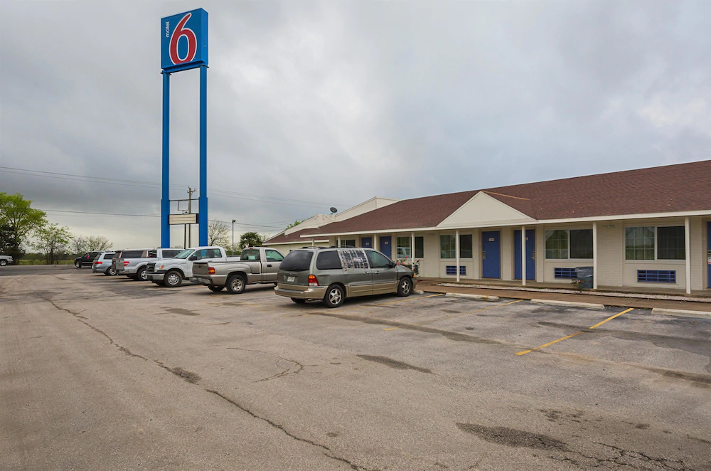 Motel 6 Madisonville