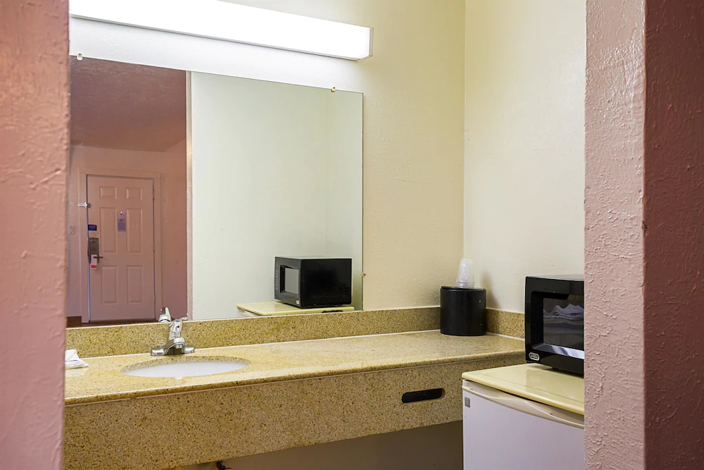 Motel 6 Madisonville