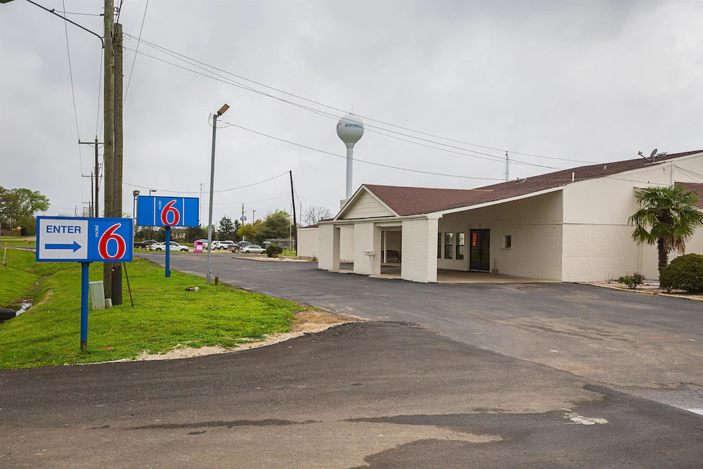 Motel 6 Madisonville