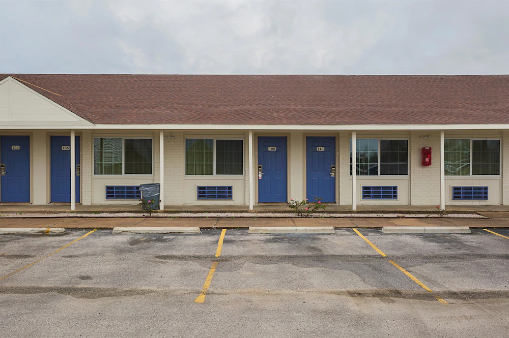 Motel 6 Madisonville