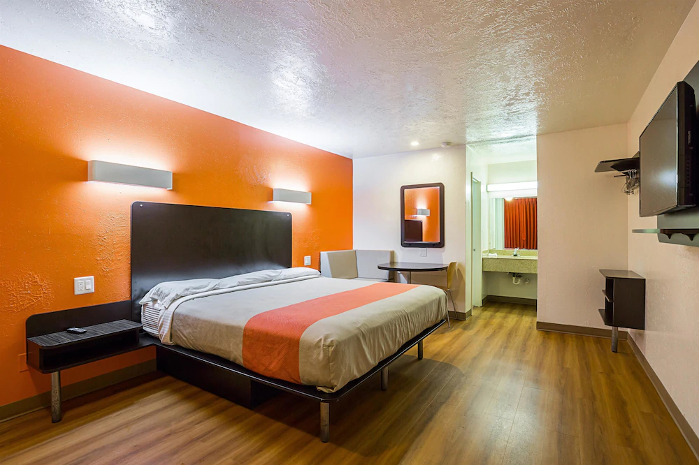 Motel 6 Madisonville