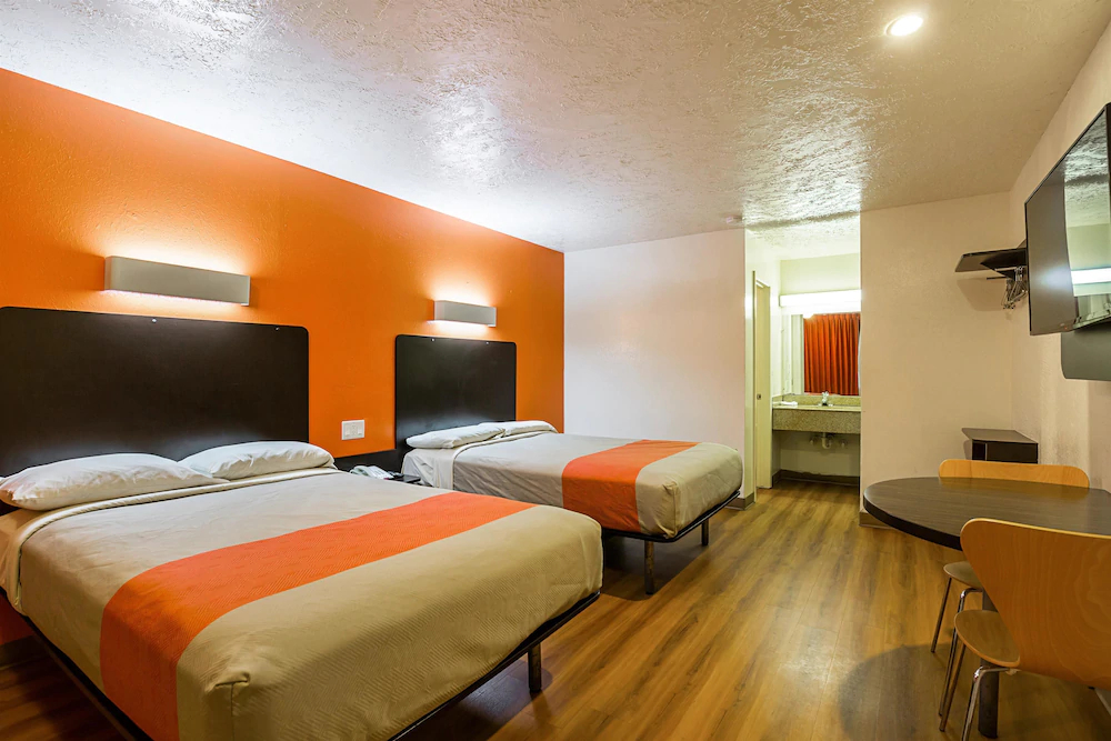 Motel 6 Madisonville