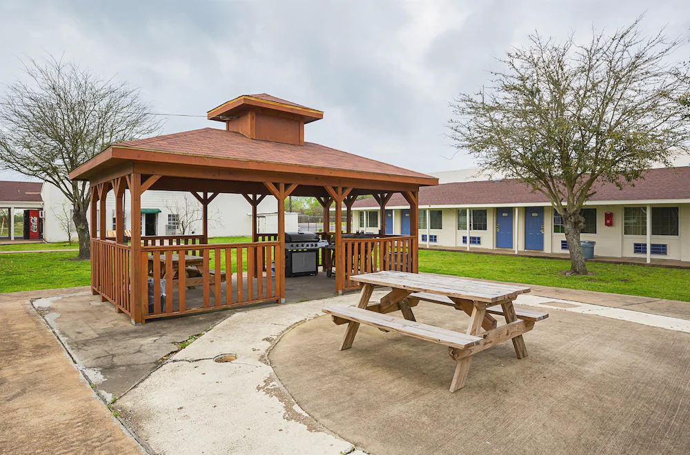 Motel 6 Madisonville