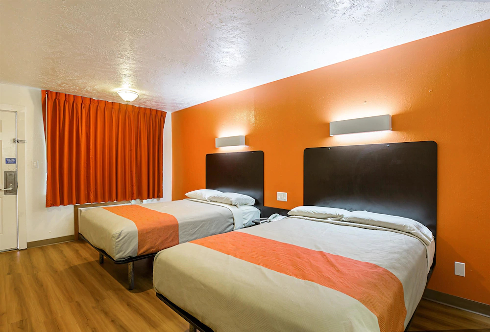 Motel 6 Madisonville
