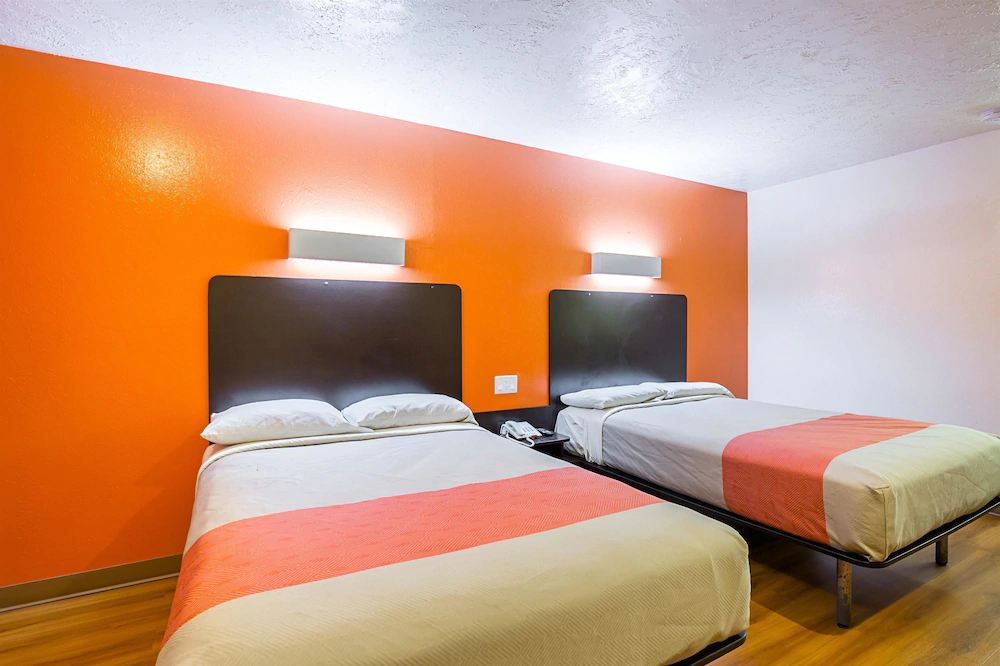 Motel 6 Madisonville