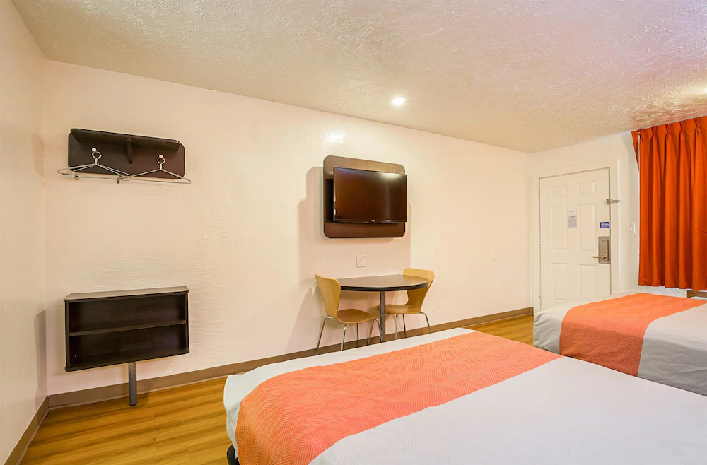 Motel 6 Madisonville