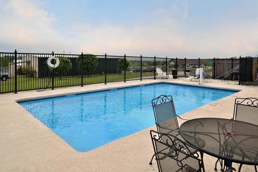 Red Roof Inn & Suites Austin East-Manor