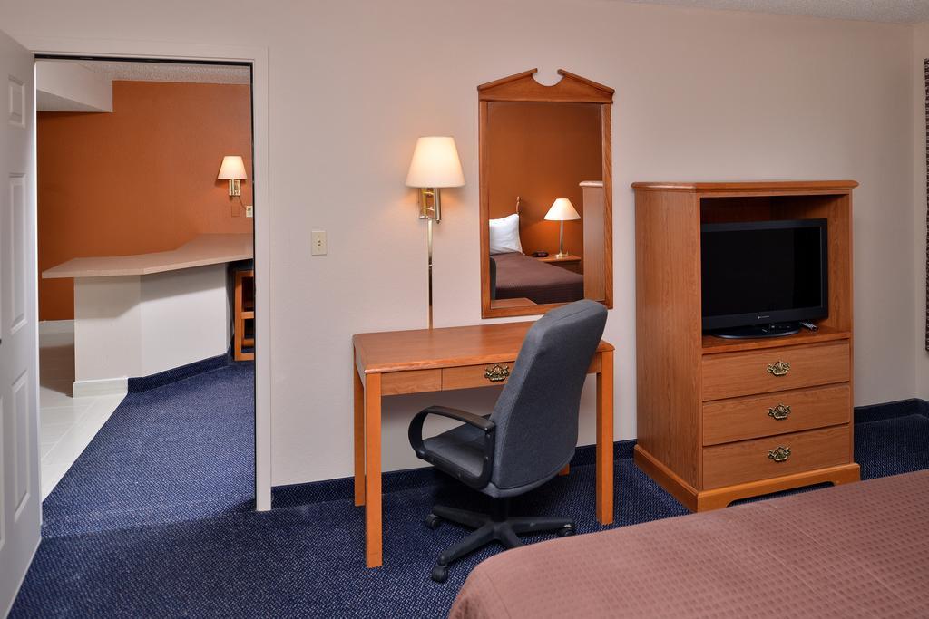 Red Roof Inn & Suites Austin East-Manor