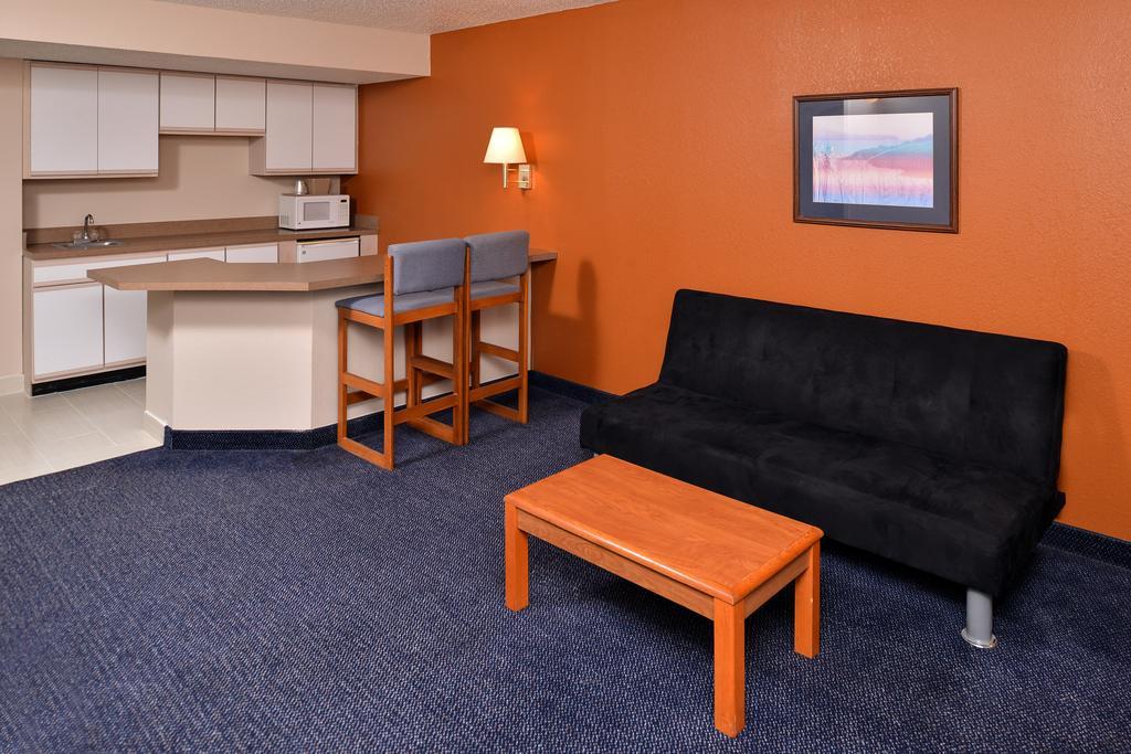 Red Roof Inn & Suites Austin East-Manor