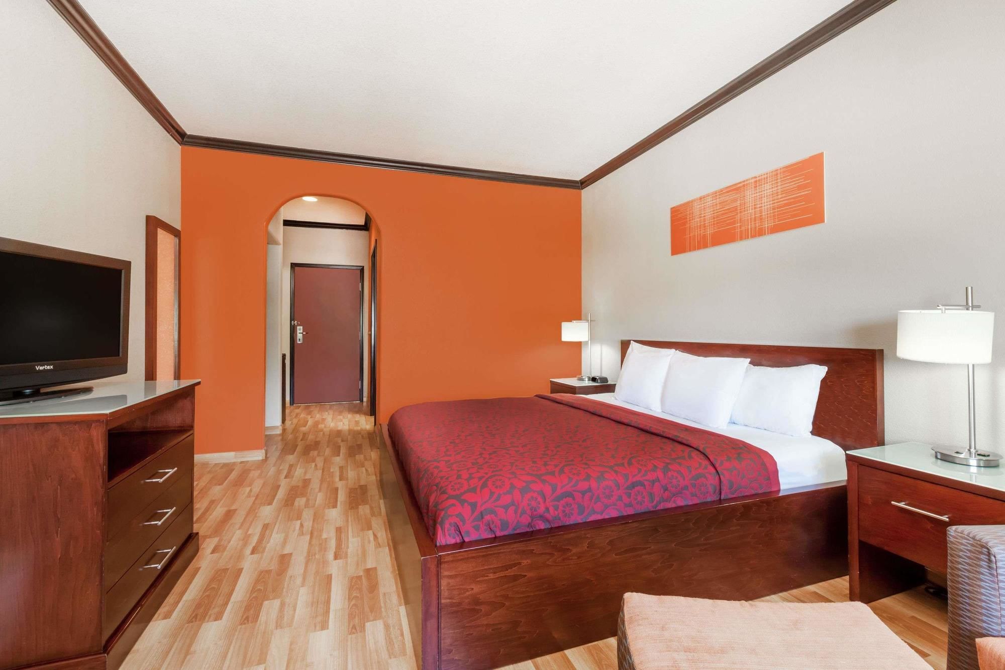 Days Inn & Suites by Wyndham Marquez