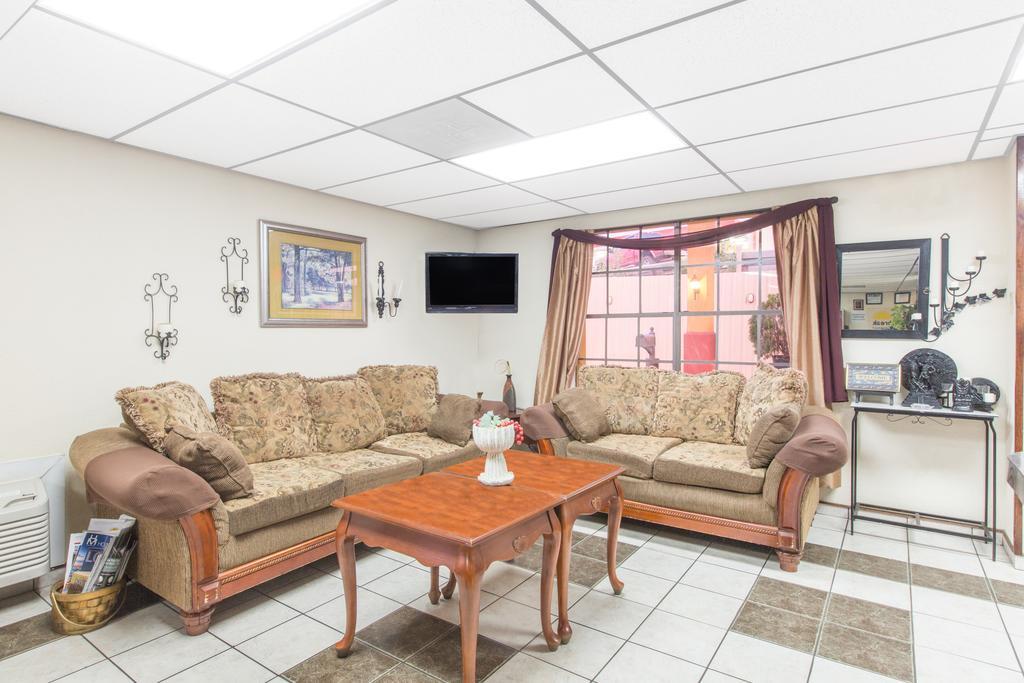 Days Inn & Suites by Wyndham Marshall