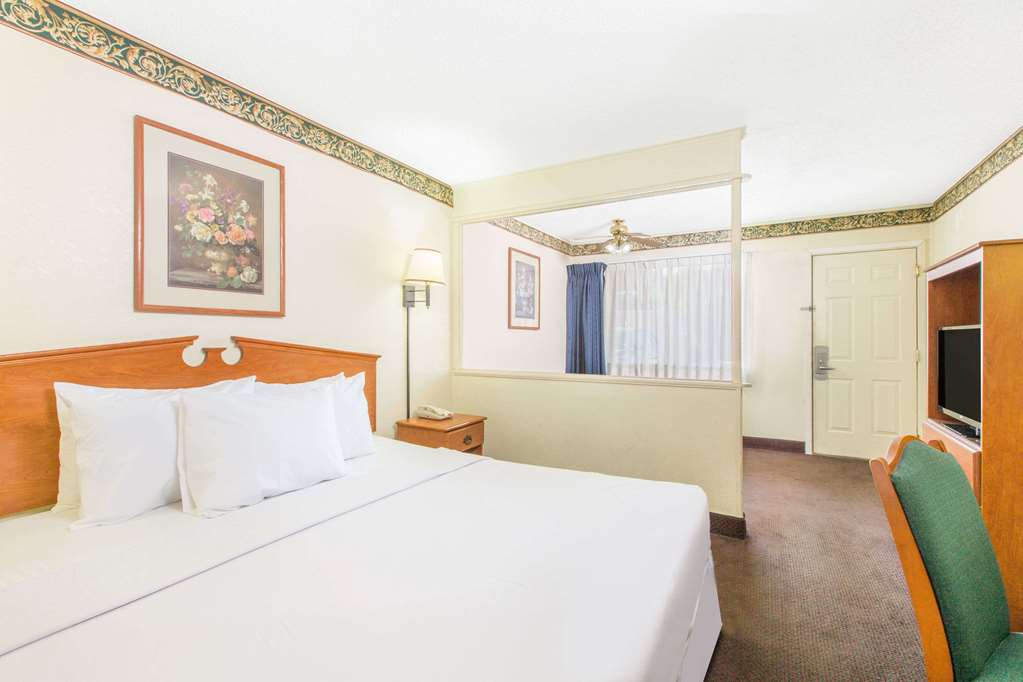 Days Inn & Suites by Wyndham Marshall