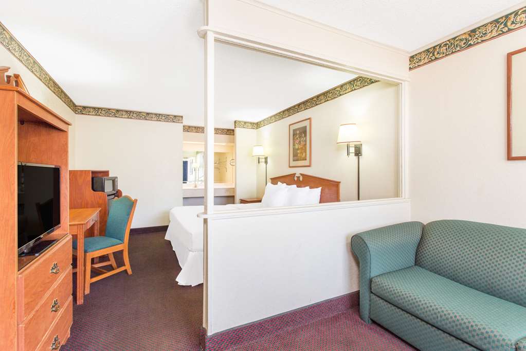 Days Inn & Suites by Wyndham Marshall