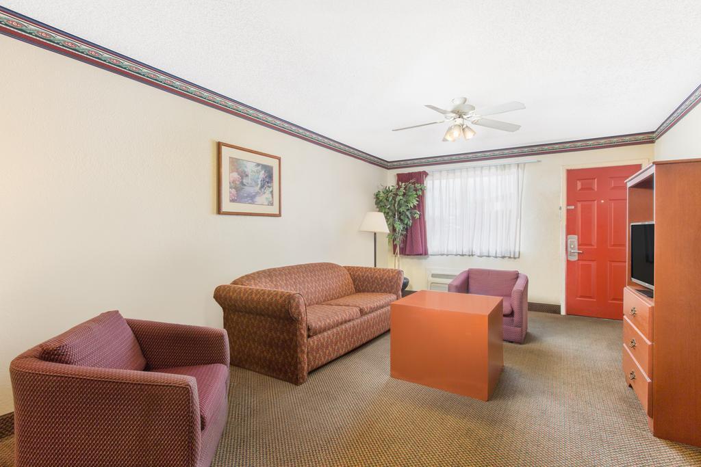 Days Inn & Suites by Wyndham Marshall
