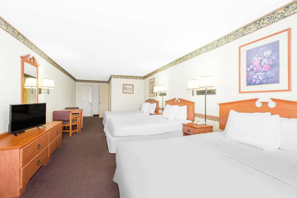 Days Inn & Suites by Wyndham Marshall