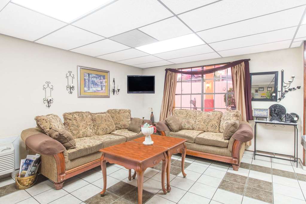 Days Inn & Suites by Wyndham Marshall