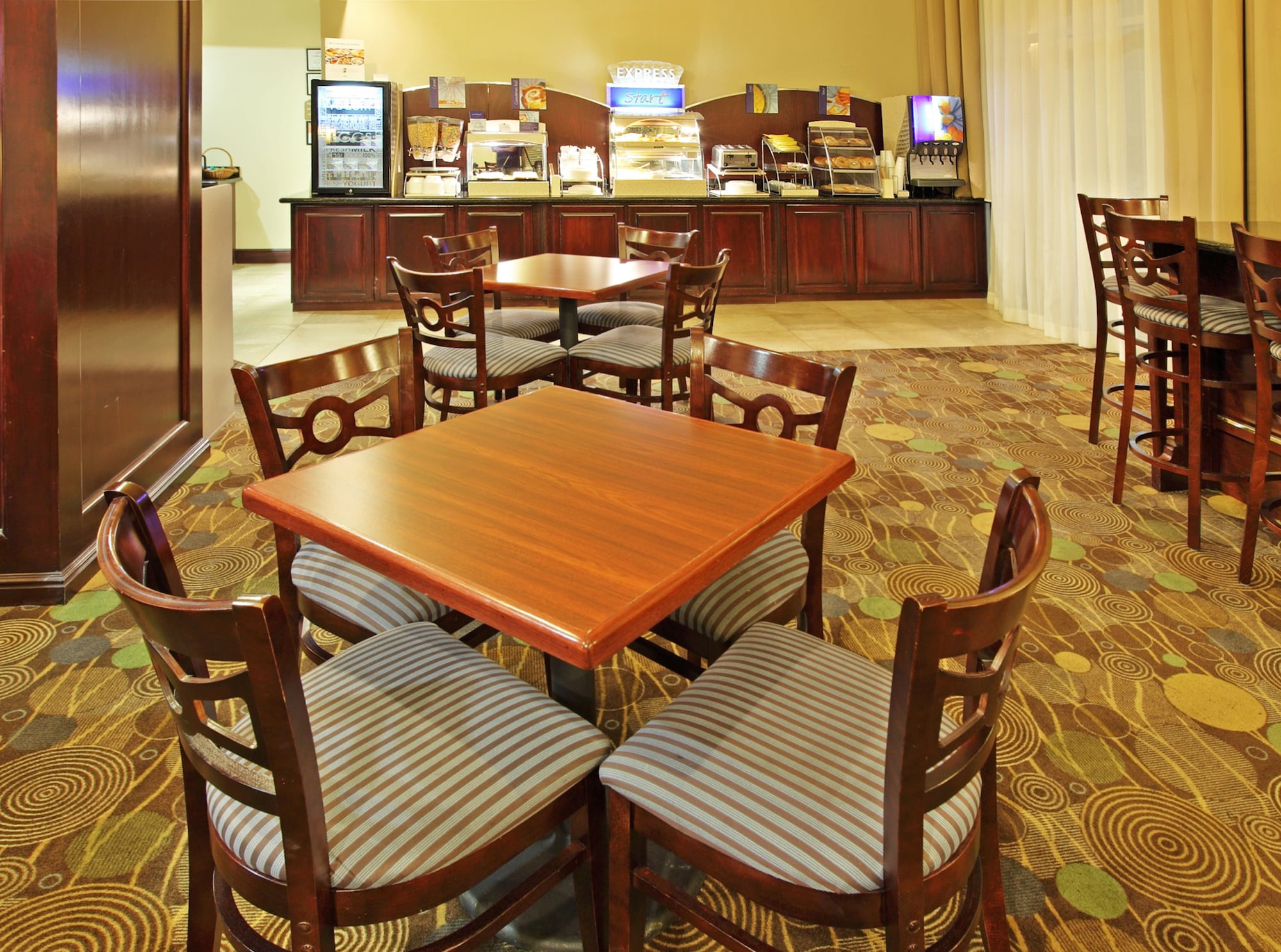 Holiday Inn Express Hotel & Suites Marshall South