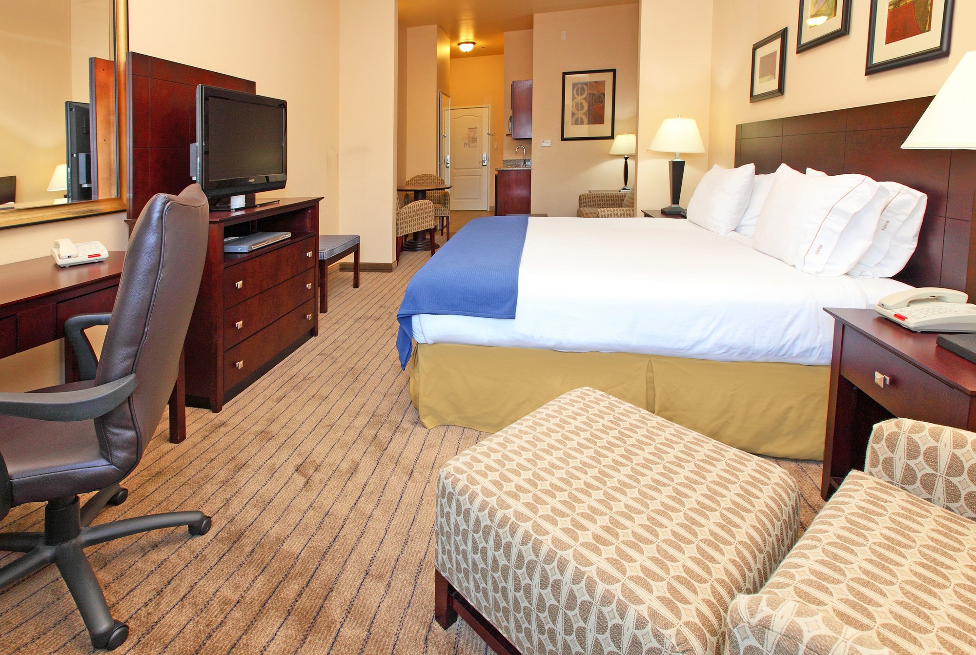 Holiday Inn Express Hotel & Suites Marshall South