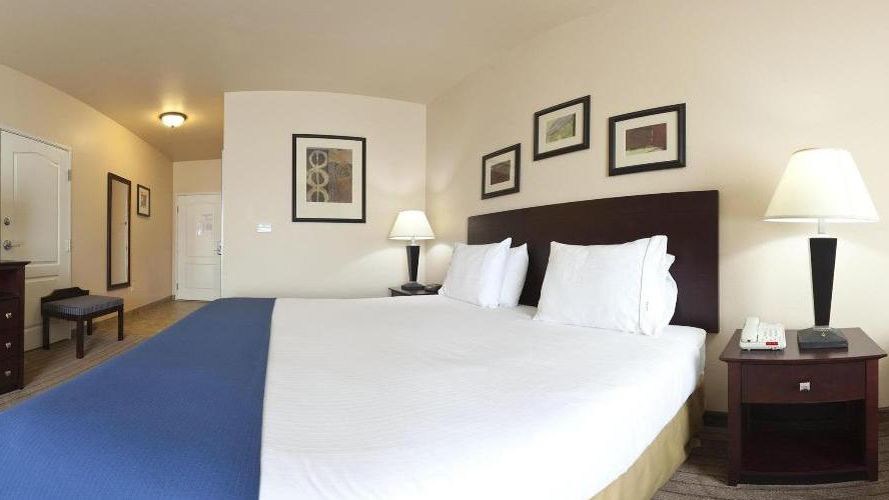 Holiday Inn Express Hotel & Suites Marshall South