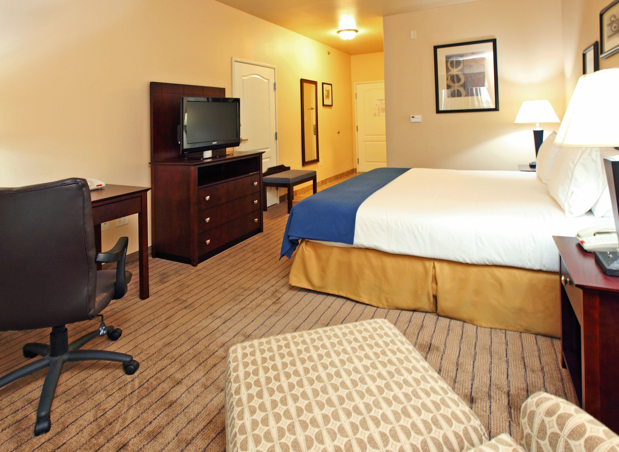 Holiday Inn Express Hotel & Suites Marshall South
