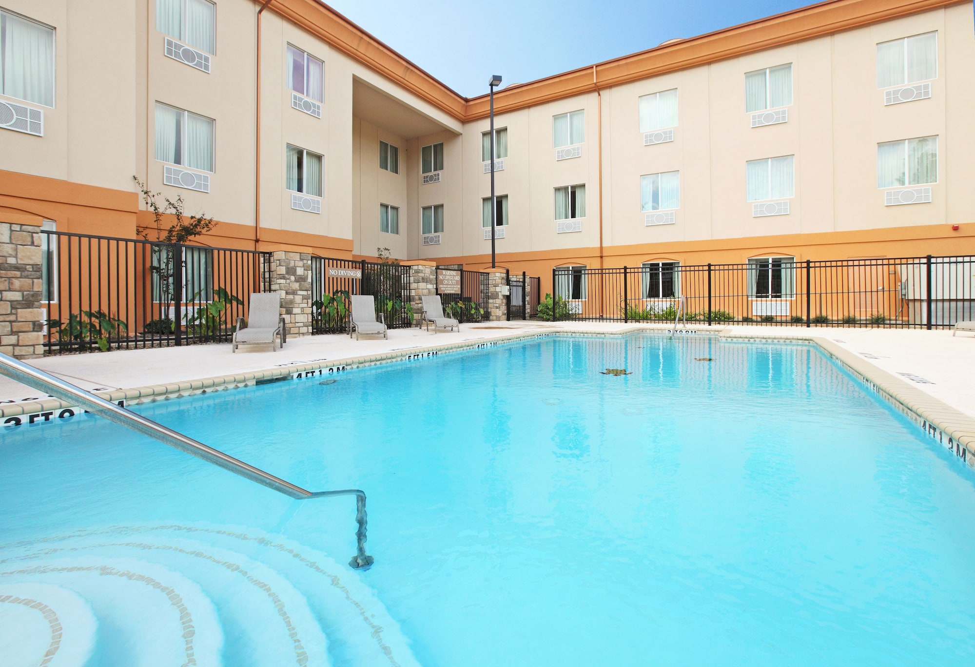 Holiday Inn Express Hotel & Suites Marshall South
