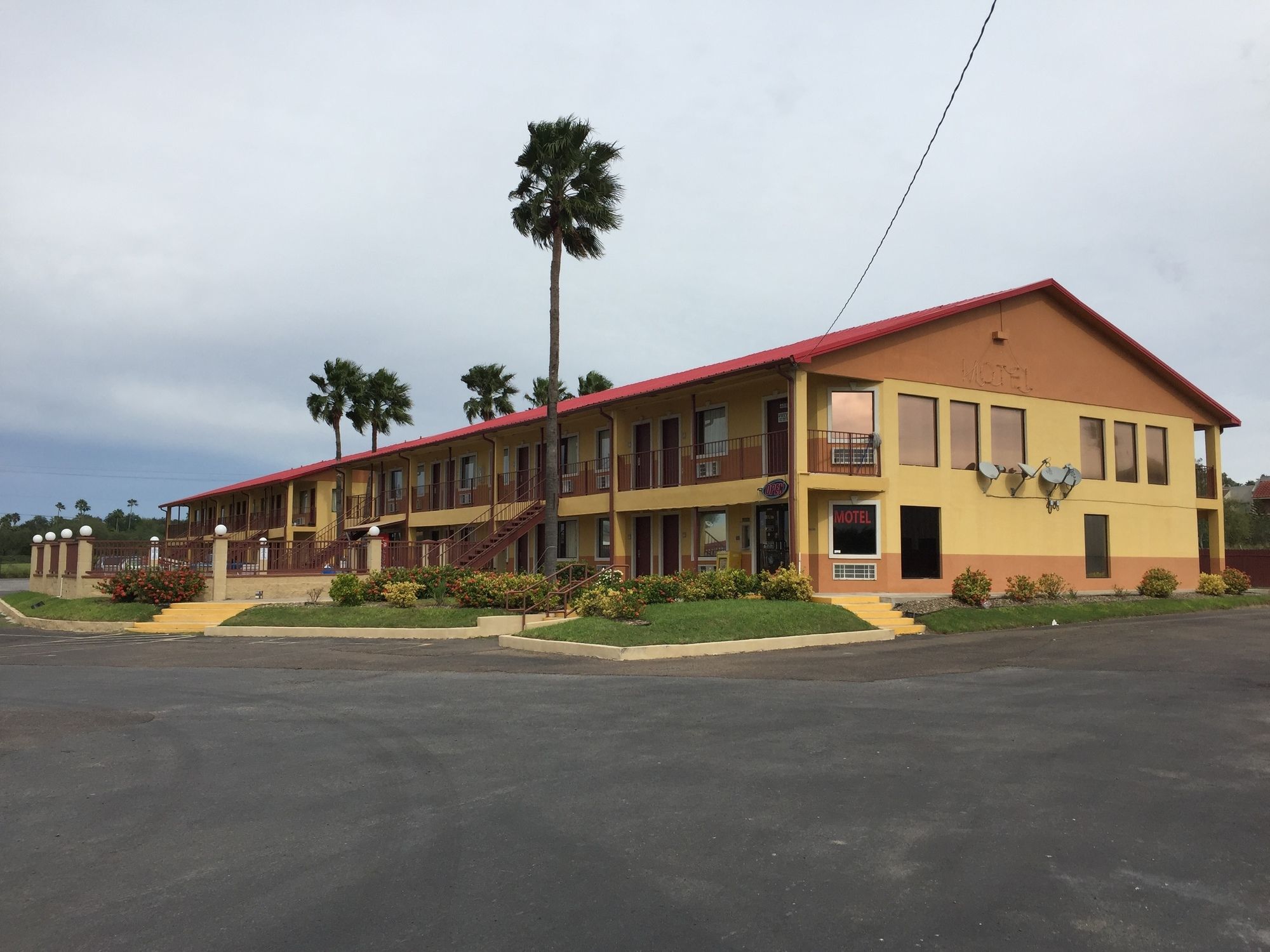Deluxe Inn Airport