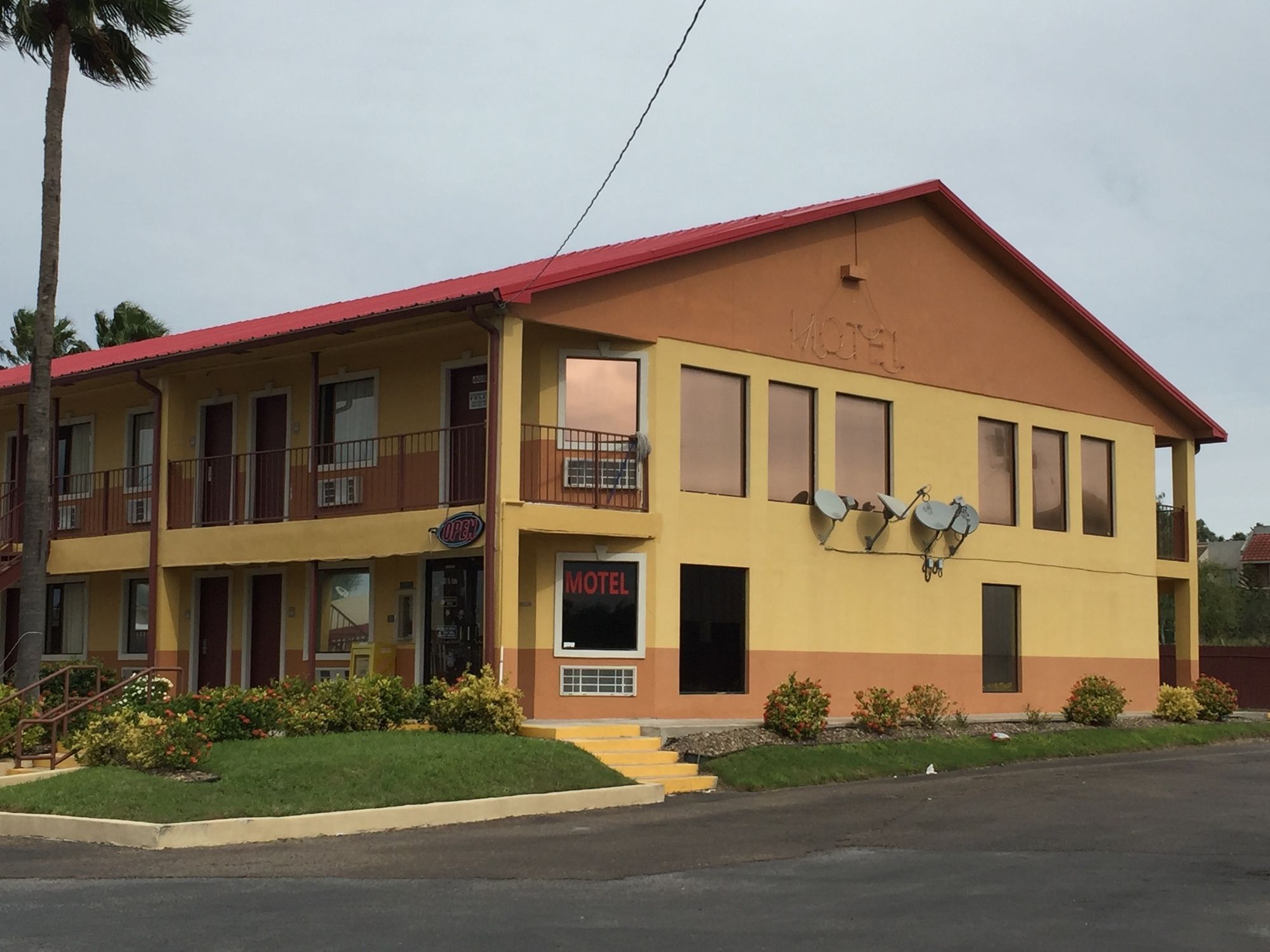 Deluxe Inn Airport