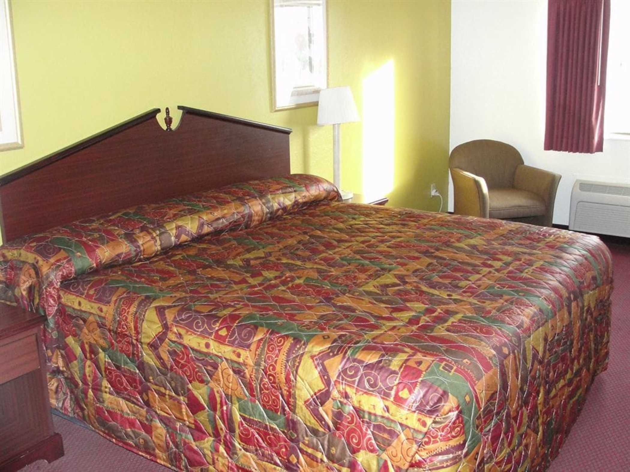Econo Lodge Inn & Suites