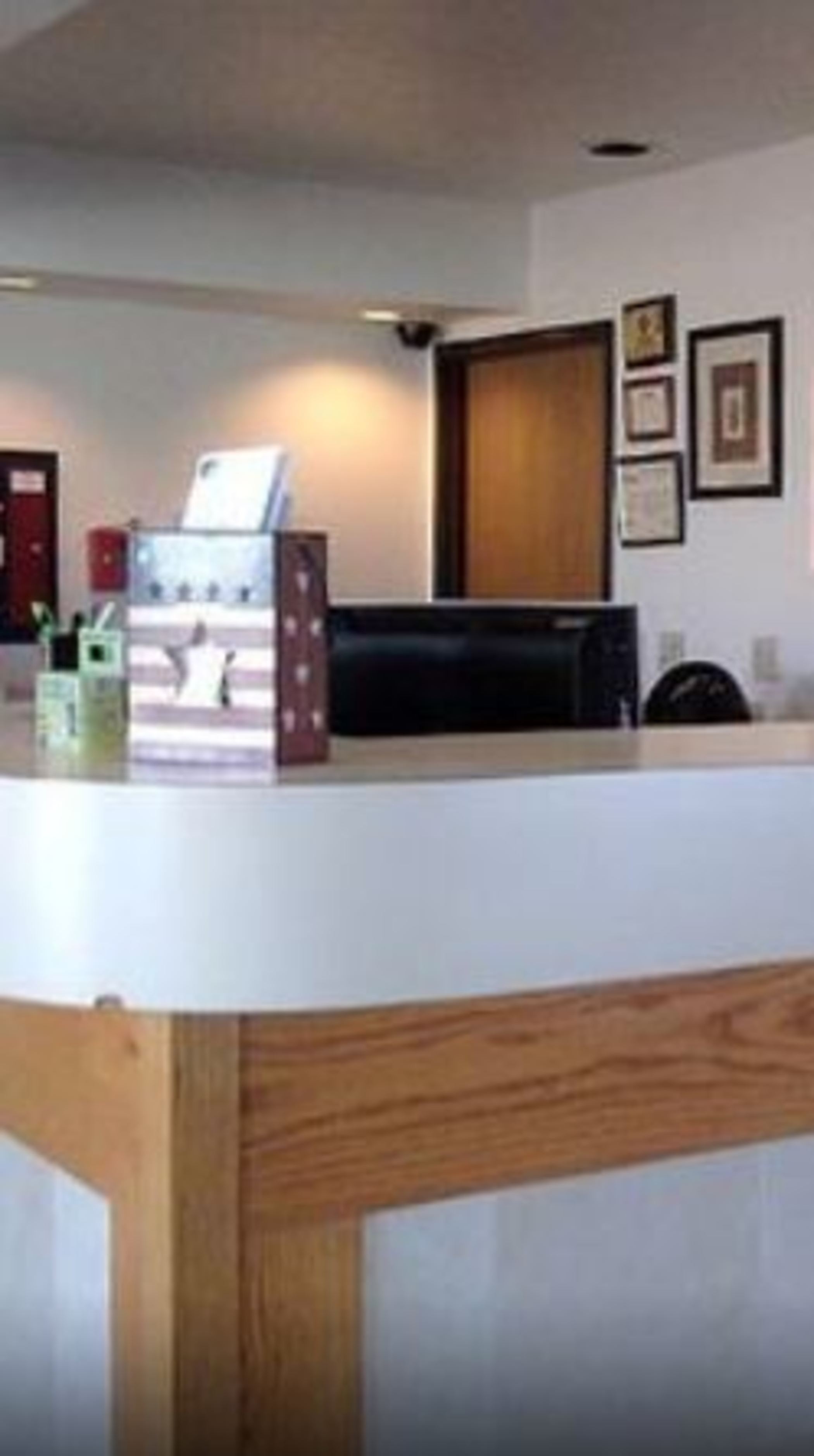 Econo Lodge Inn & Suites