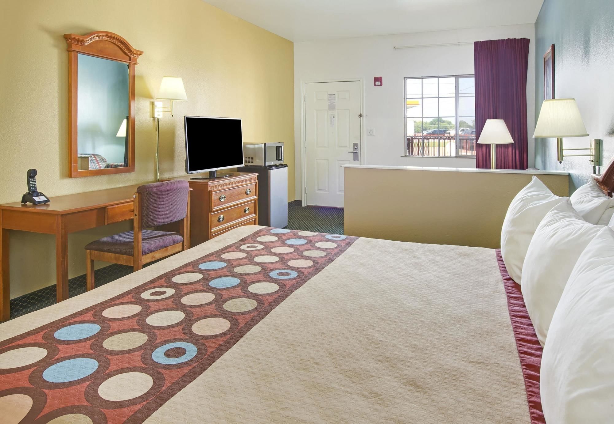 Super 8 by Wyndham Forney/East Dallas