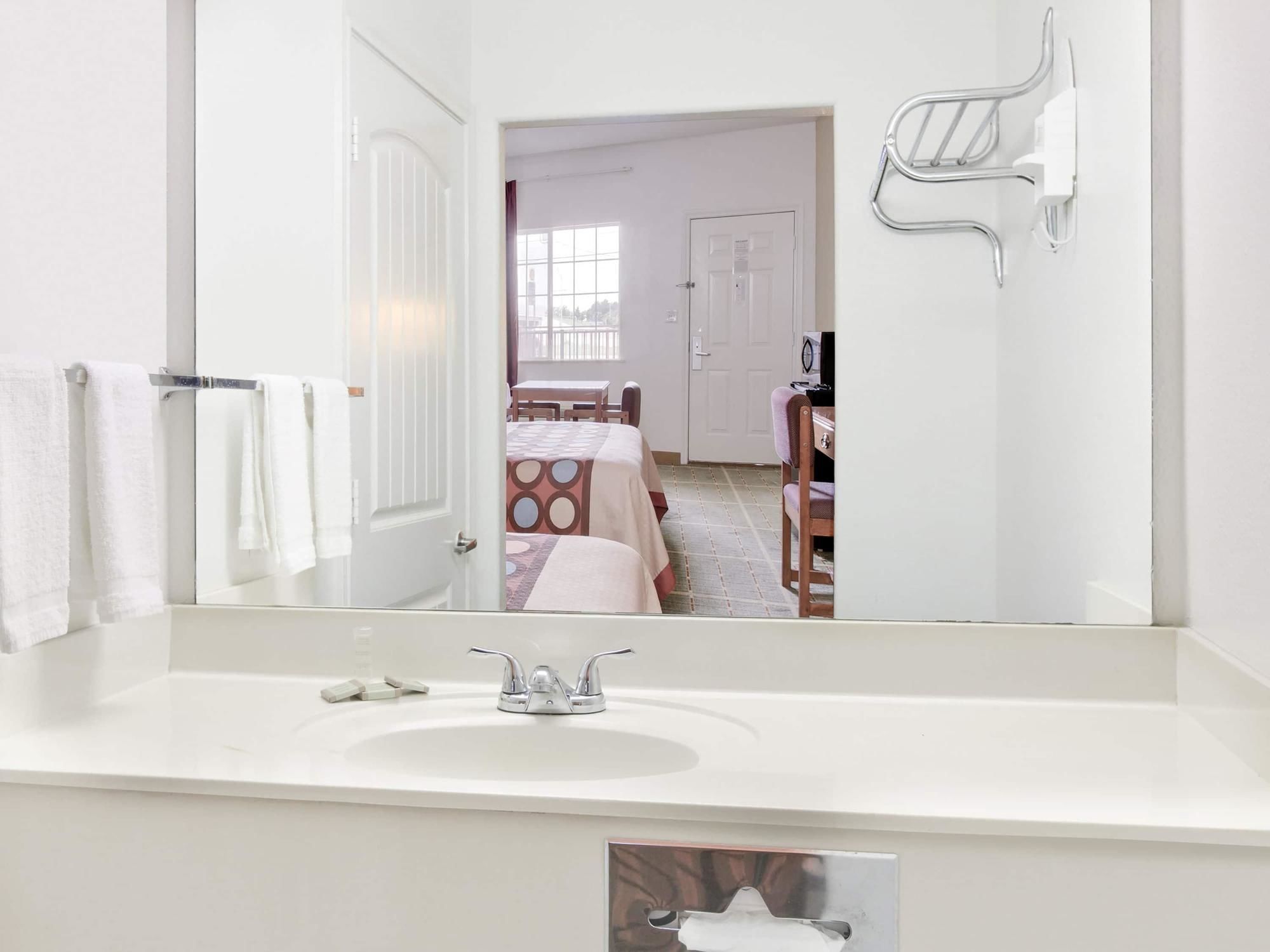 Super 8 by Wyndham Forney/East Dallas