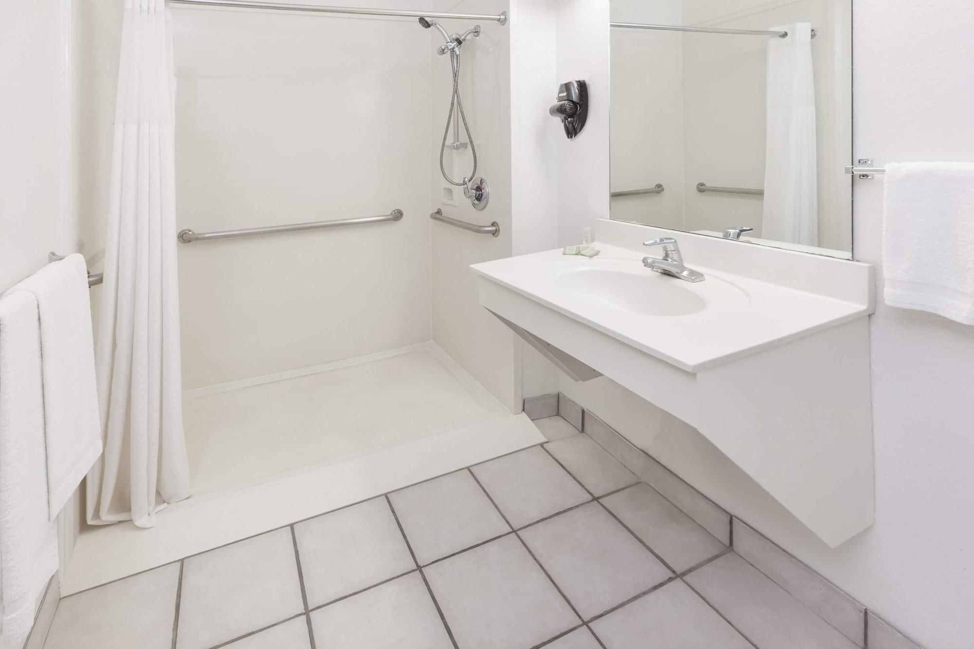 Super 8 by Wyndham Forney/East Dallas