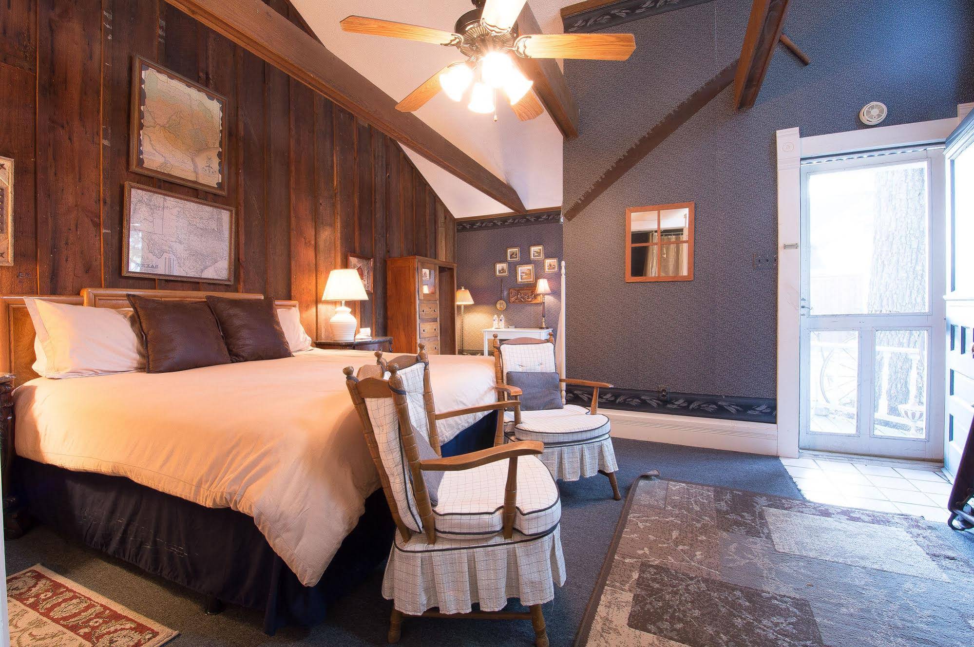 Munzesheimer Manor Bed & Breakfast